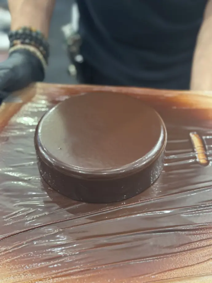 Démonstration de pulvérisation chocolatée – SIRHA 2025 Pâtisserie chocolatée pulvérisée avec précision – SIRHA 2025