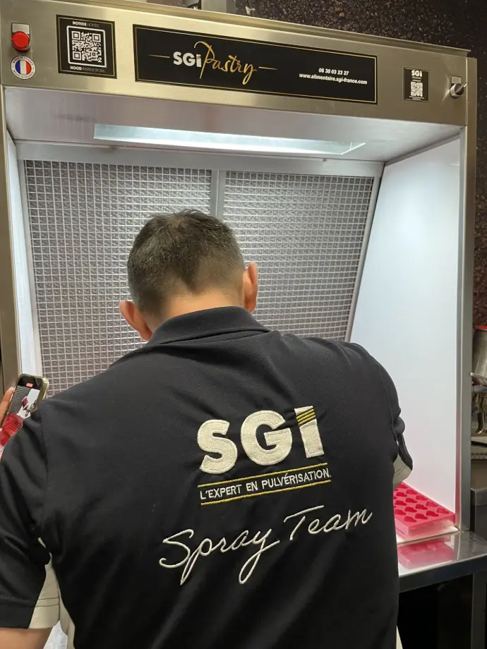 ormation SGI Pastry : pulvérisation dans hotte compacte Démonstration SGI Pastry : pulvérisation de pâtisseries dans une hotte compacte