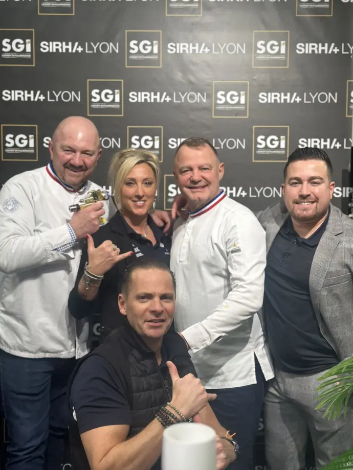 Président de SGI et responsable SGI Pastry avec des professionnels au SIRHA 2025 Rencontre entre l'équipe SGI Pastry et des pâtissiers au SIRHA 2025
