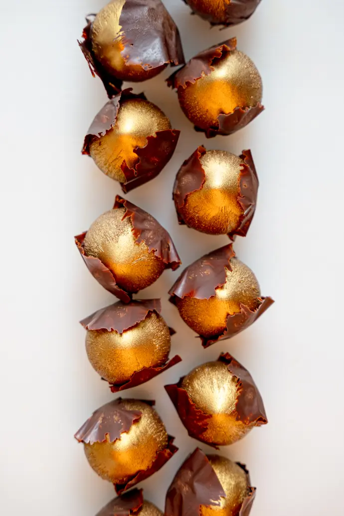 Noisettes de pâtisserie pulvérisées avec un pistolet SATA by SGI Pastry par Cédric Grolet