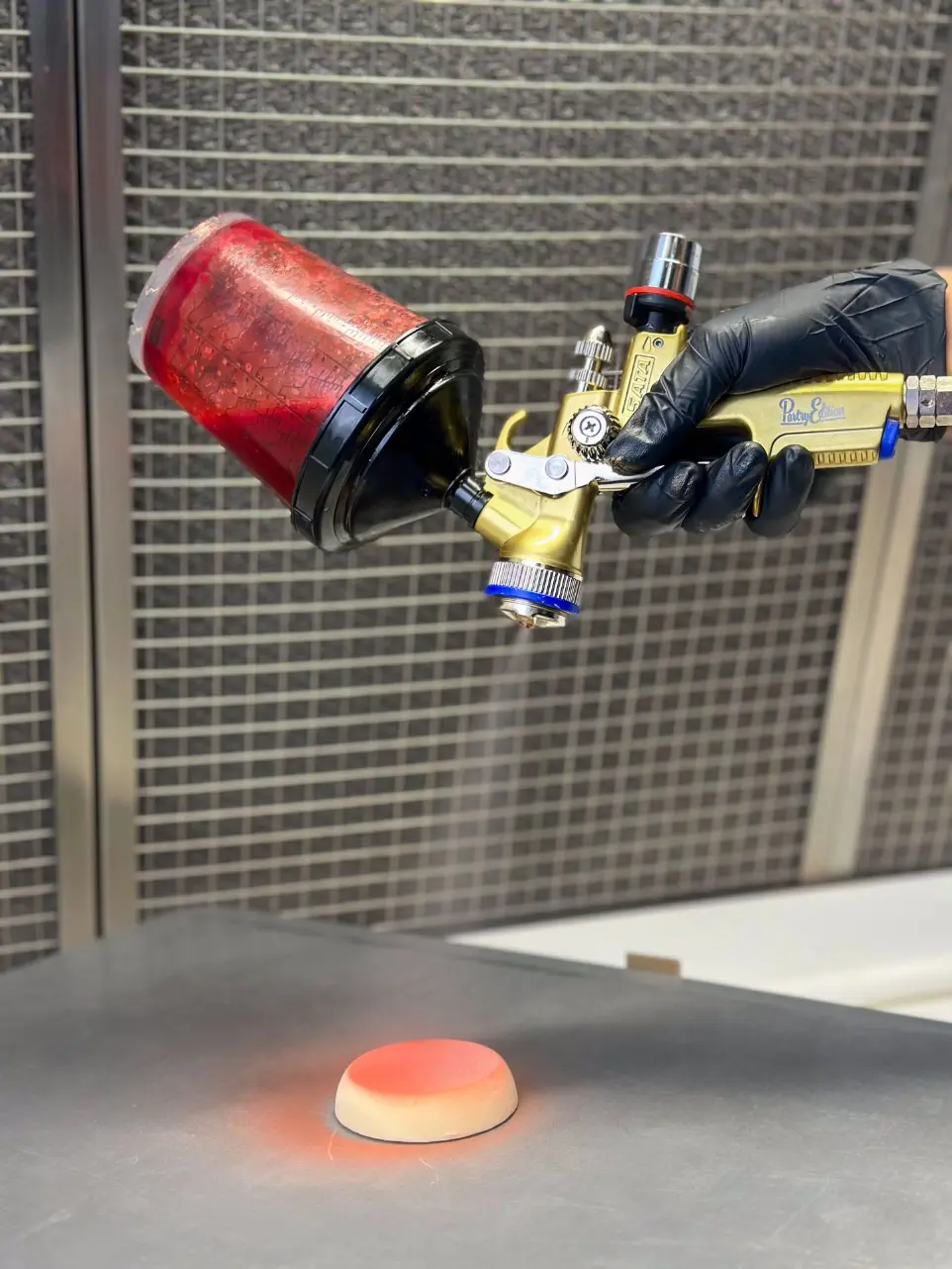  Pistolet SATAjet1000 B RP Pastry pulvérisant un gâteau Red Velve